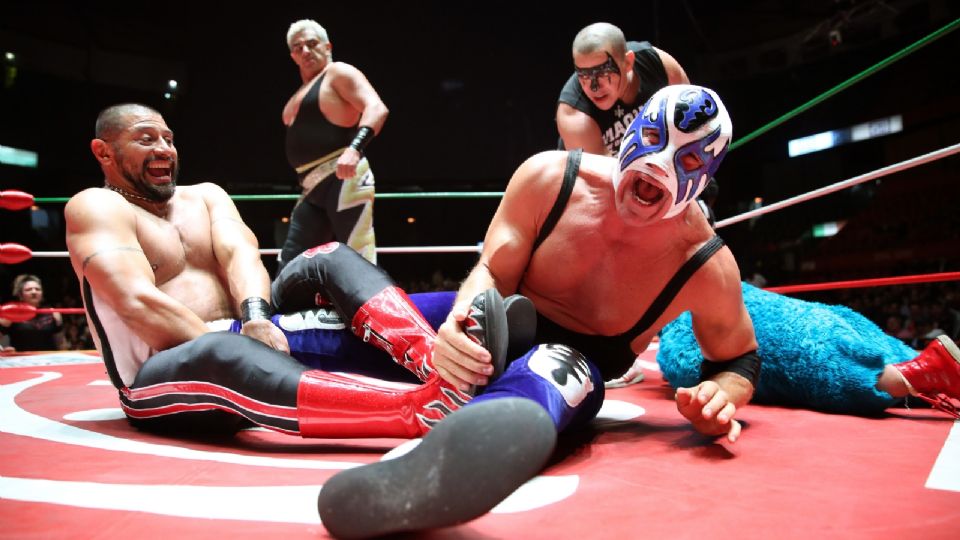 El Terrible castiga la pierna de Atlantis, durante la funcion de Lucha Libre en La Arena Mexico el 27 de marzo de 2015