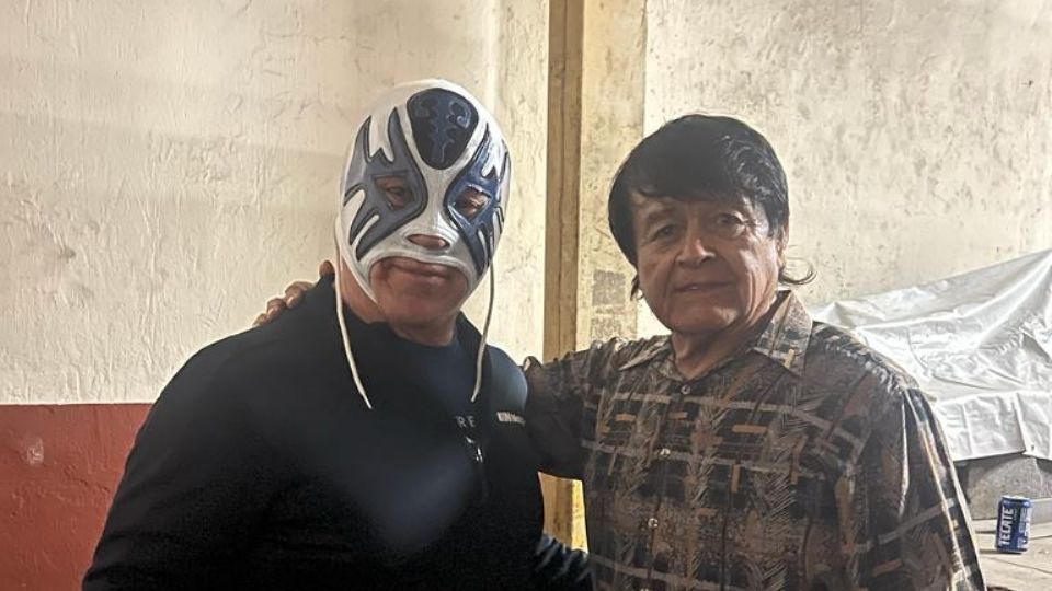 El luchador Garringo (derecha) sigue en el deporte de la Lucha Libre a pesar de sus 71 años de edad.