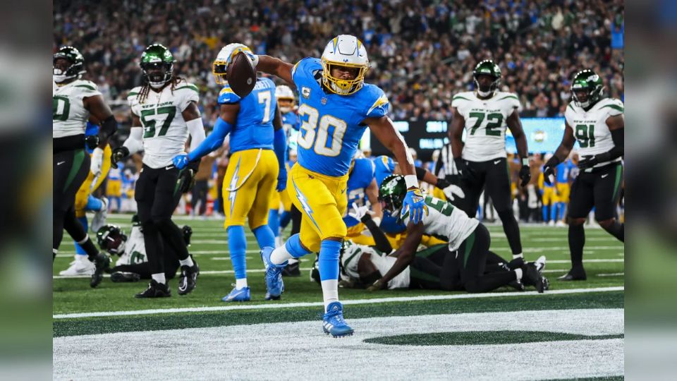 Austin Ekeler festejando su Touchdown ante los Jets.