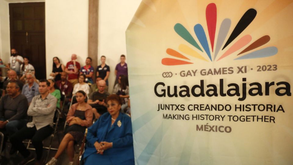 Varias personas participaron en un acto de homenaje a atletas fallecidos, hoy, durante un evento de los Gay Games en Guadalajara.