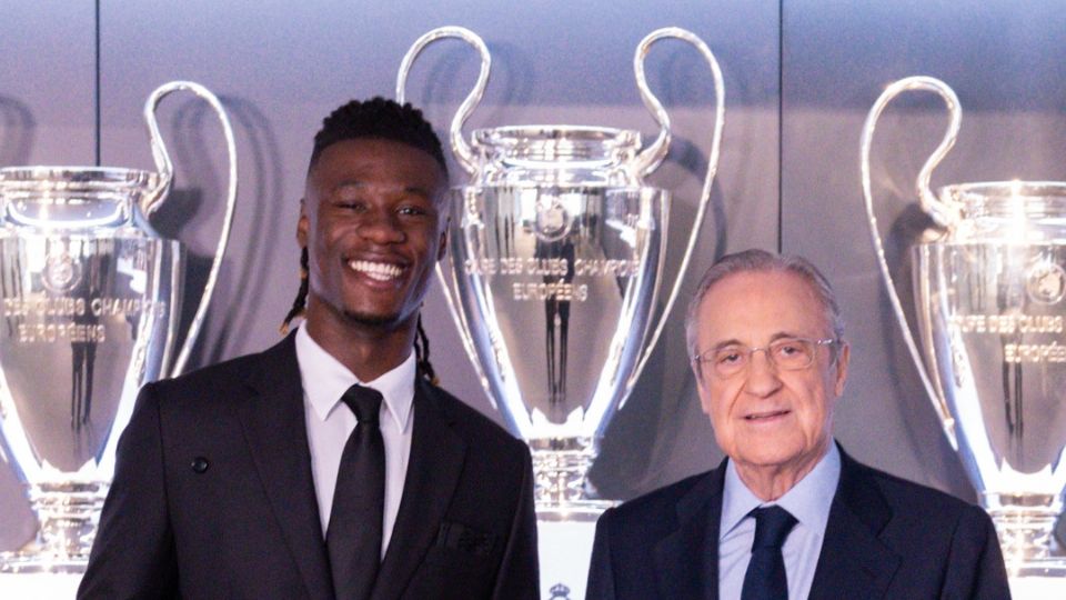 Eduardo Camavinga posa junto a Florentino Pérez, presidente del Real Madrid justo después de firmar su renovación