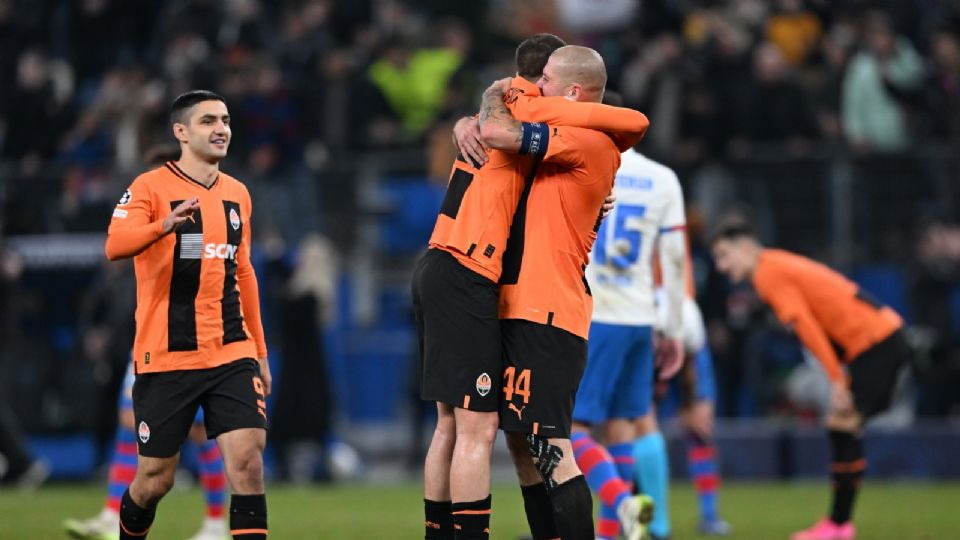 Los jugadores del Shakhtar celebran el triunfo ante el Barcelona en la Champions League