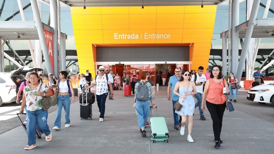 Pasajeros en Aeropuerto de Monterrey.