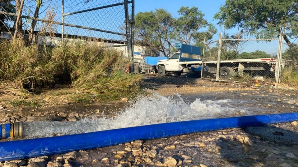 Fuga de agua en Escobedo trae diversas afectaciones a vecinos