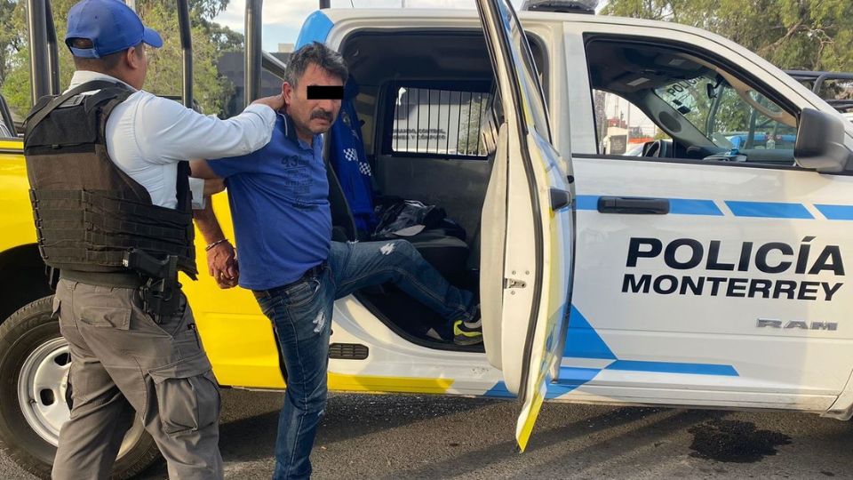 Elementos de la policía de Monterrey en la detención del presunto ladrón de pantalones.