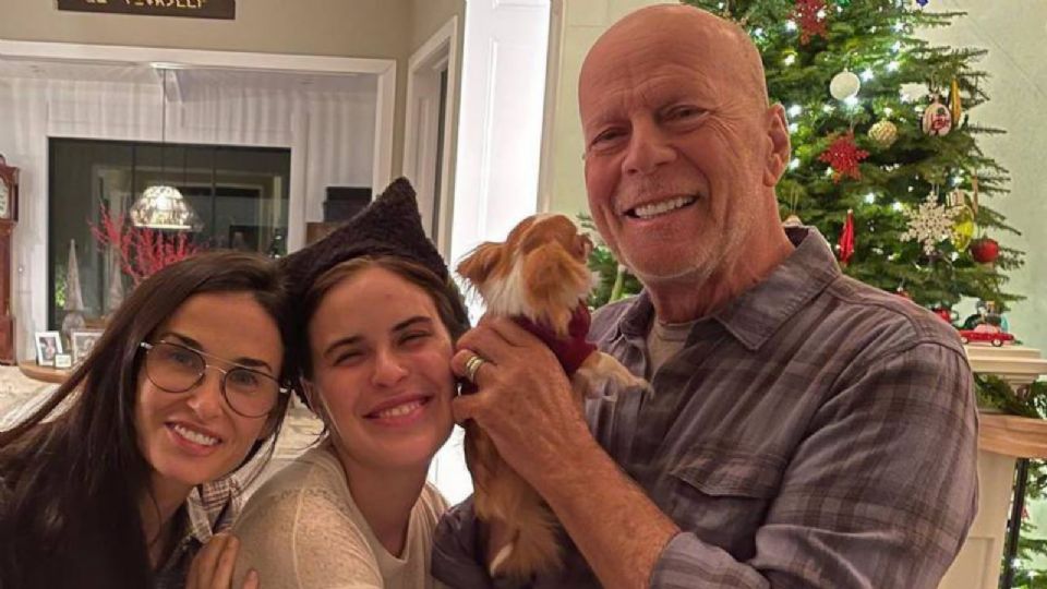 Bruce Willis con Demi Moore y una de sus hijas.