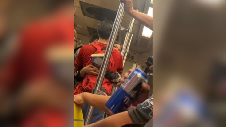 Hombre tomando en el metro