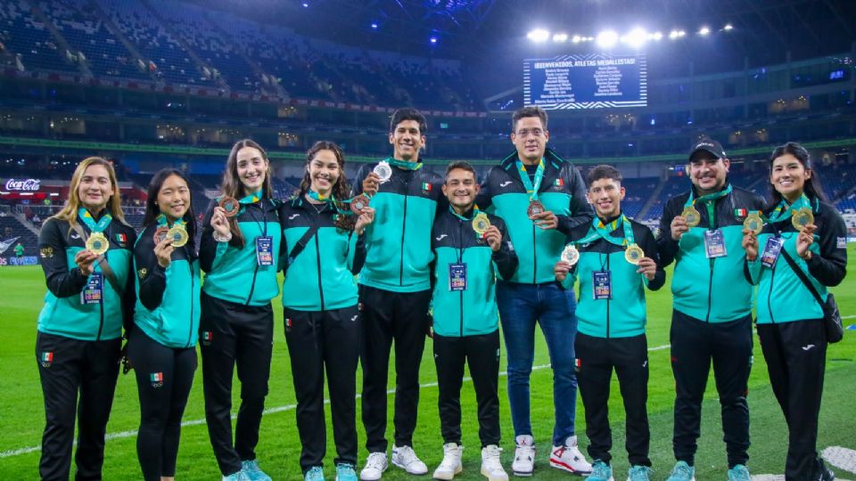 El equipo de Monterrey tuvo como invitados al partido ante Santos a varios de los atletas regios que ganaron una presea en los Juegos Panamericanos de Santiago.