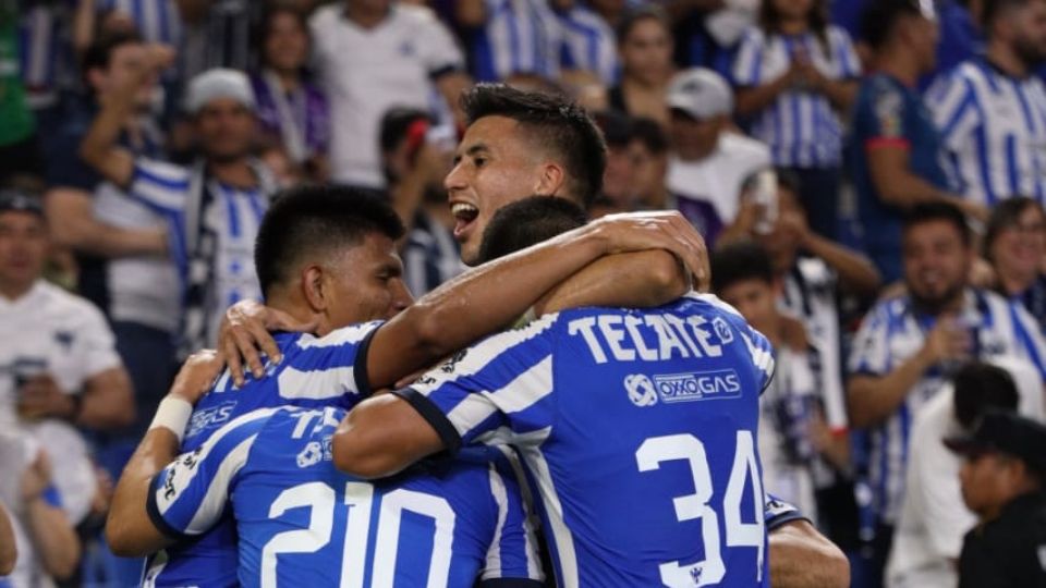 Los jugadores de Rayados celebran una de las anotaciones contra Santos Laguna en el Estadio BBVA