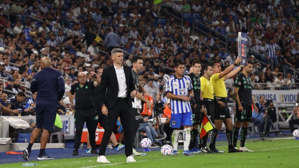 Fernando Ortiz durante el partido entre Monterrey y Santos en el Estadio BBVA, correspondiente a la J10 del Apertura 2023