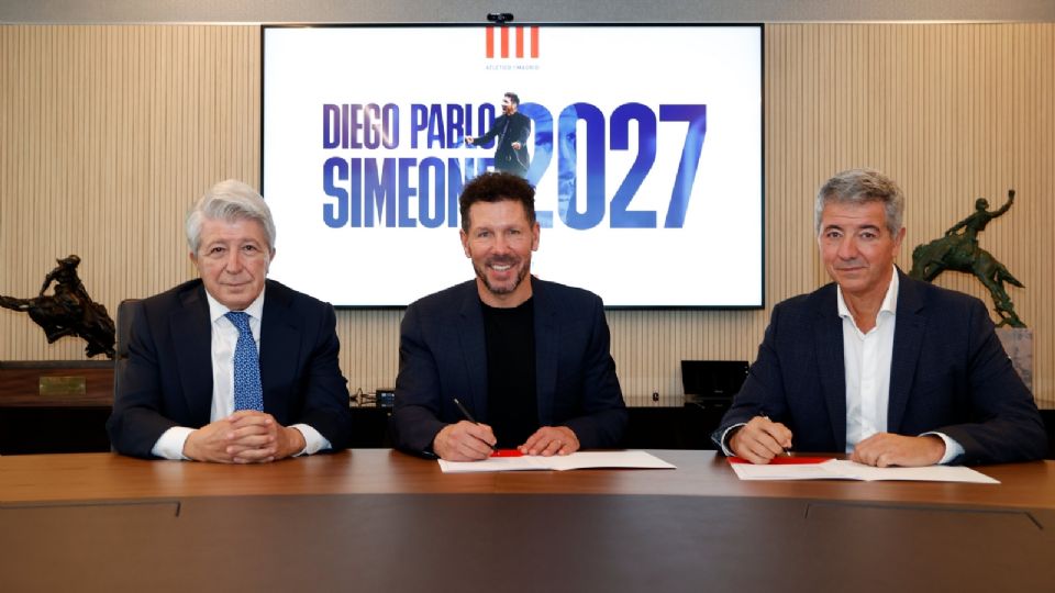 Diego Simeone amplía 3 temporadas su vinculación con el Atlético de Madrid con una rebaja salarial de cerca de un 30%.