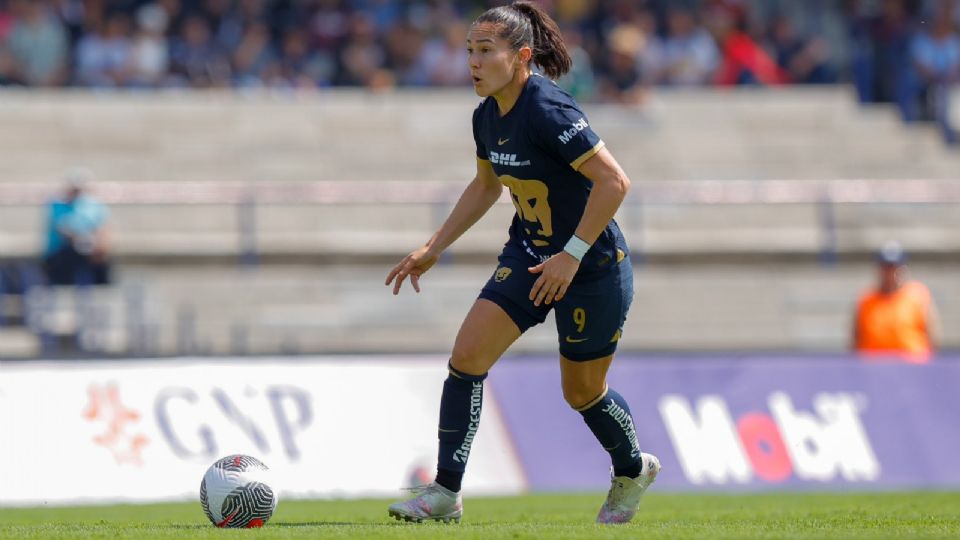 La delantera de Pumas, ex de Rayadas, comenzó a calentar el juego de cuartos de final ante Tigres.