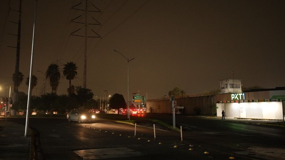 Avenida Las Torres, en el cruce con Manuel L. Barragán, se encuentra por completo a oscuras