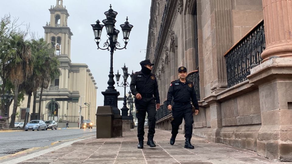 Policías de Fuerza Civil caminan alrededor del Palacio de Gobierno