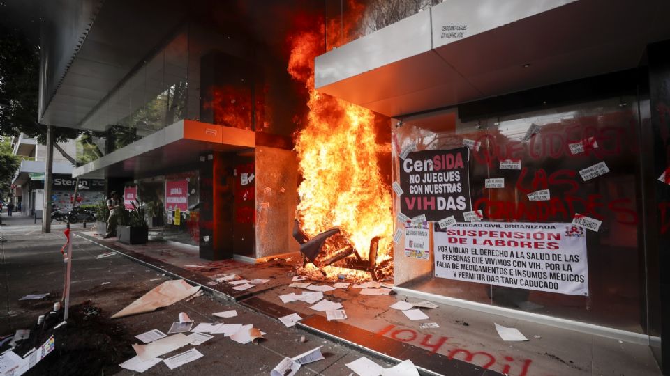  Integrantes de diversos colectivos vandalizan las instalaciones de la Secretaría de Salud, hoy en el marco del Día Mundial de la Lucha contra el Sida, en la Ciudad de México.