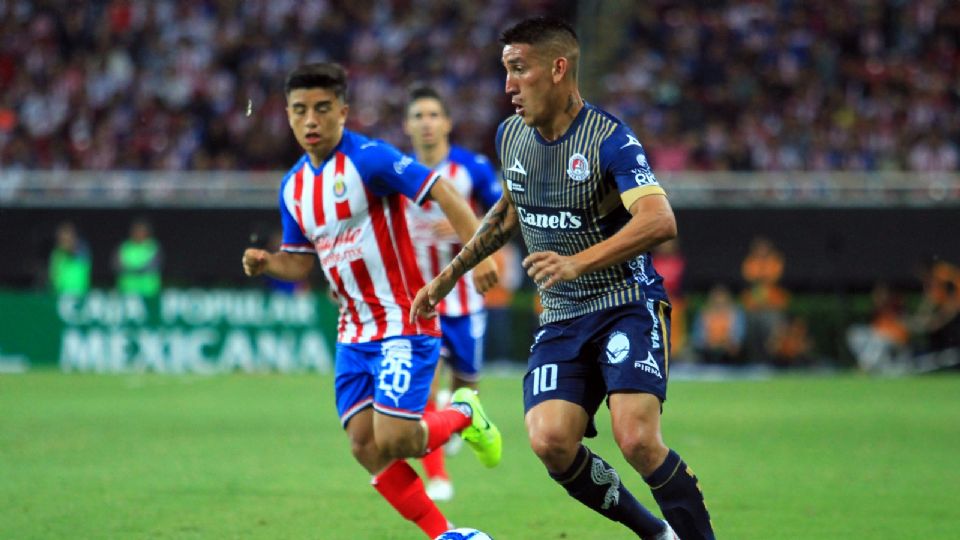 Ricardo Centurión disputando un partido del Apertura 2019 con el Atlético de San Luis.