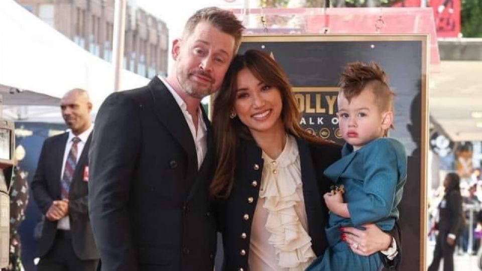 Macaulay Culkin junto a su esposa e hijo.