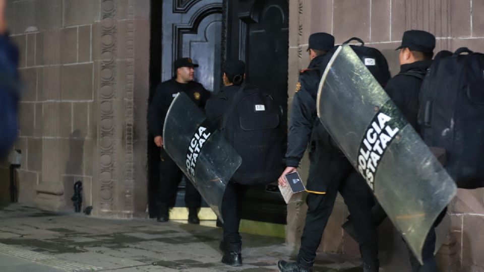 Antimotines entran al Palacio de Gobierno