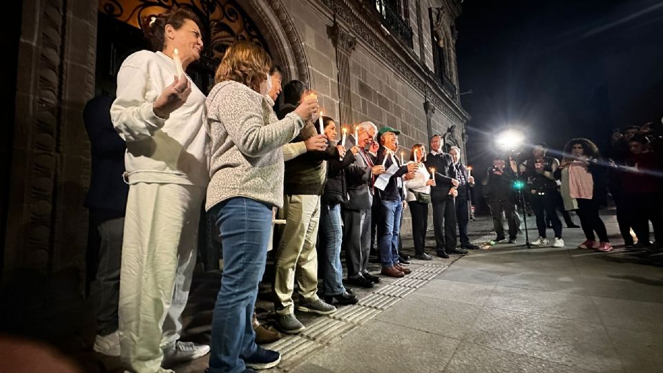 Colectivo NL24 se pronunció afuera de Palacio de Gobierno para manifestar su preocupación por la situación política que se está viviendo en el estado