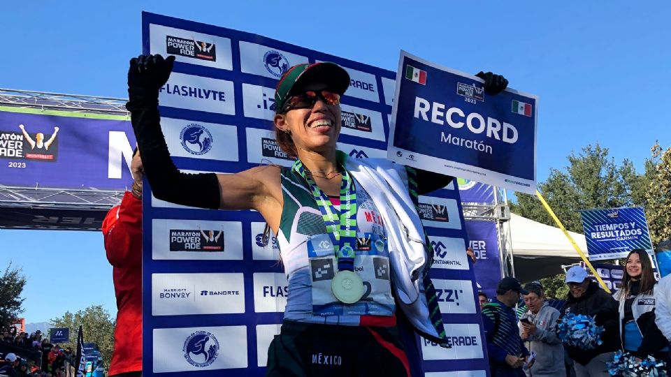 Guadalupe Oropeza brilló al sorprender a todos al establecer un nuevo récord con un tiempo de 02:30:05 en la carrera de 42 kilómetros