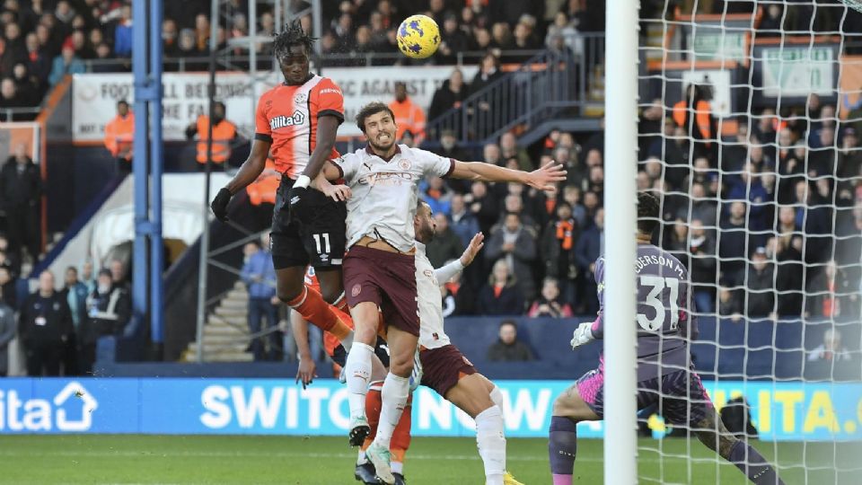 El momento del gol de Elijah Adebayo.