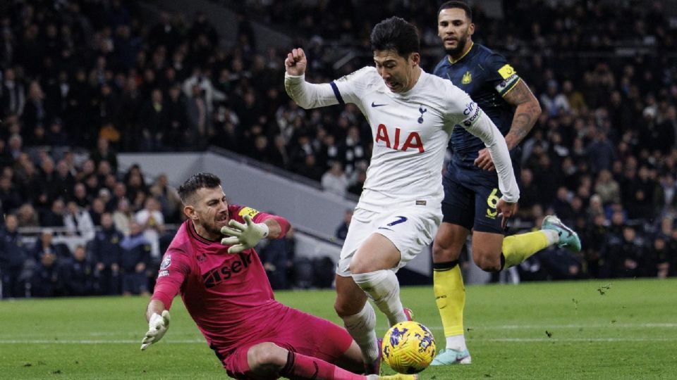 Son Heung-min de Tottenham en acción contra el portero Martin Dubravka.