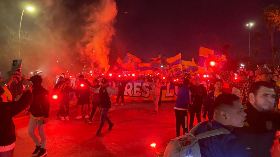 Fueron alrededor de 300 seguidores auriazules quienes se dieron cita a la entrada del campus de Ciudad Universitaria para poner color a las inmediaciones del recinto.