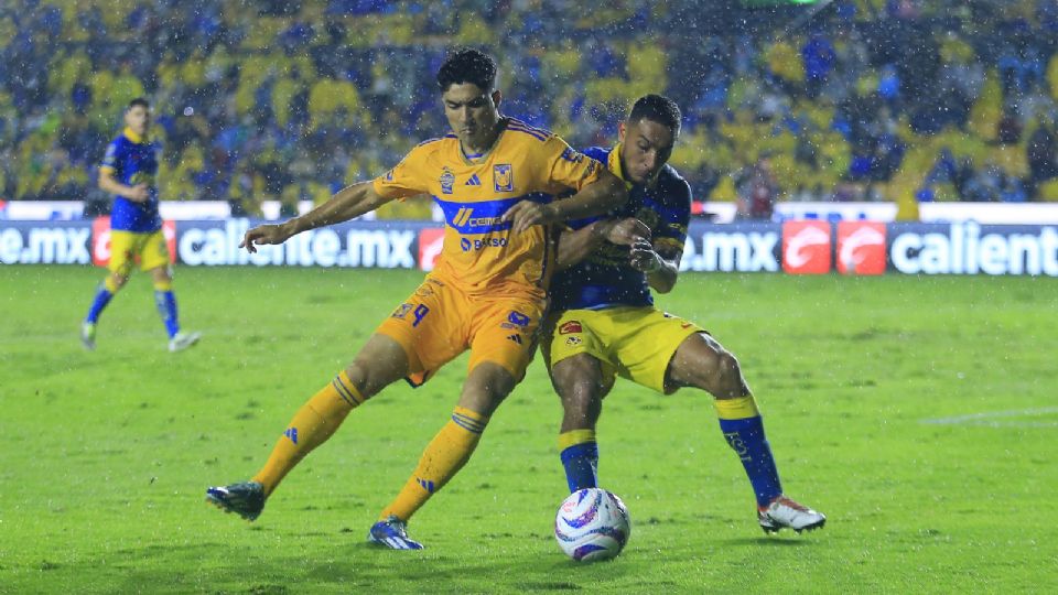 Nicolás Ibáñez y Sebastián Cáceres disputando el balón.