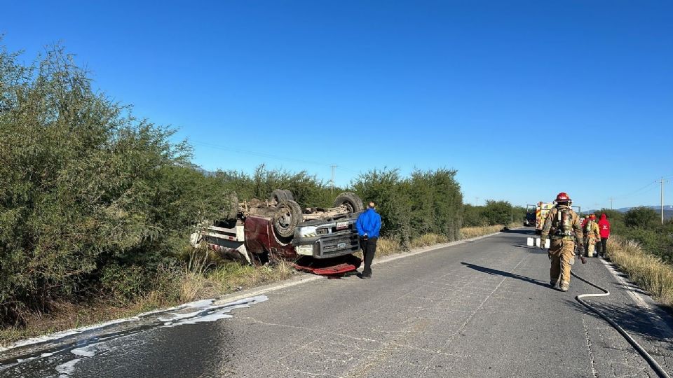 Volcadura en carretera a Colombia deja una persona muerta y uno más lesionado | Protección Civil de Nuevo León