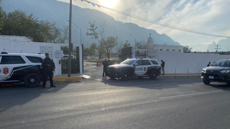 Movilización frente al panteón municipal de San Pedro.