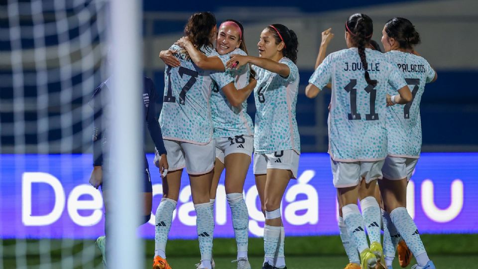 La selección mexicana femenil celebrando un tanto anotado ante Trinidad y Tobago.