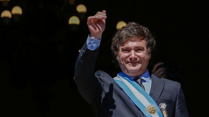Gobierno de Javier Milei devalúa moneda argentina en más de un 50%