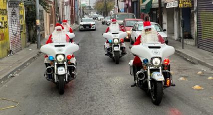 Tránsitos de Monterrey vestidos de Santa Claus desfilan y desean feliz Navidad