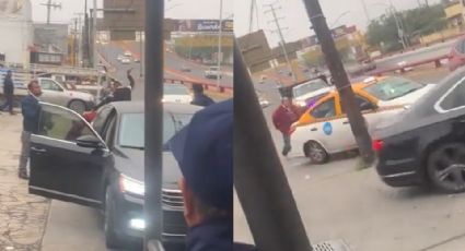 Taxistas golpean y atropellan a colega por disputa de base en Monterrey