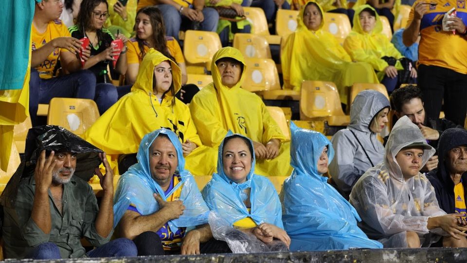 Aficionados de Tigres en el Estadio Universitario