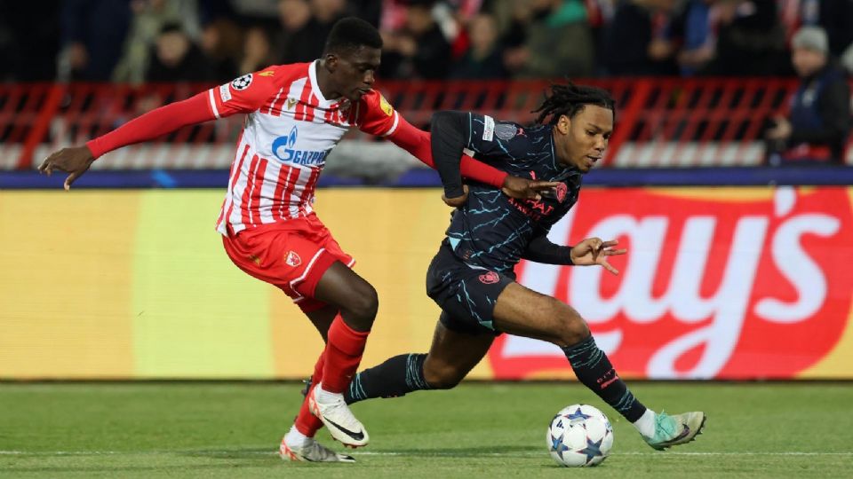 Micah Hamilton de Manchester City en acción contra Nasser Djiga de Red Star.