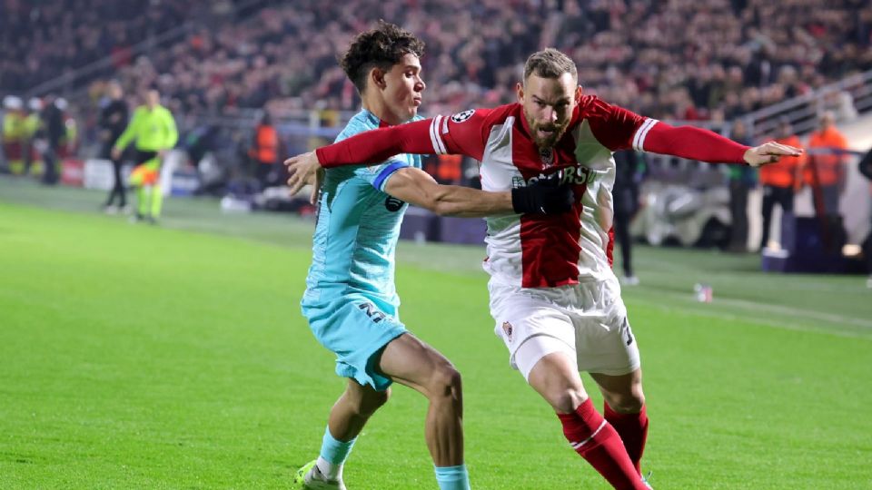 Vincent Janssen de Amberes en acción contra Hector Fort de Barcelona durante la Liga de Campeones de la UEFA.