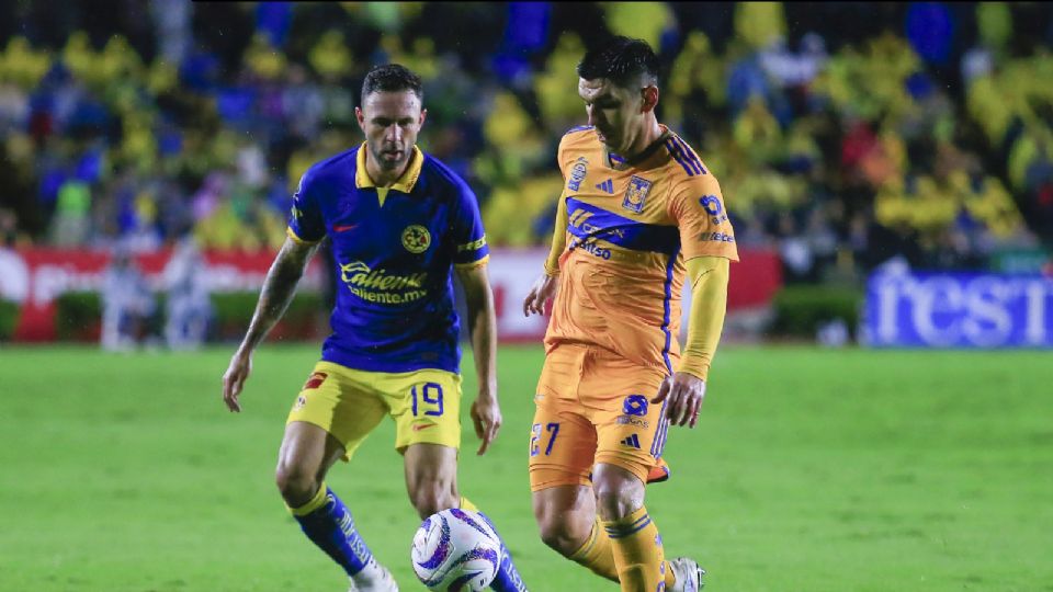 Miguel Layún del América y Jesús Angulo de Tigres disputando el balón durante el Apertura 2023.