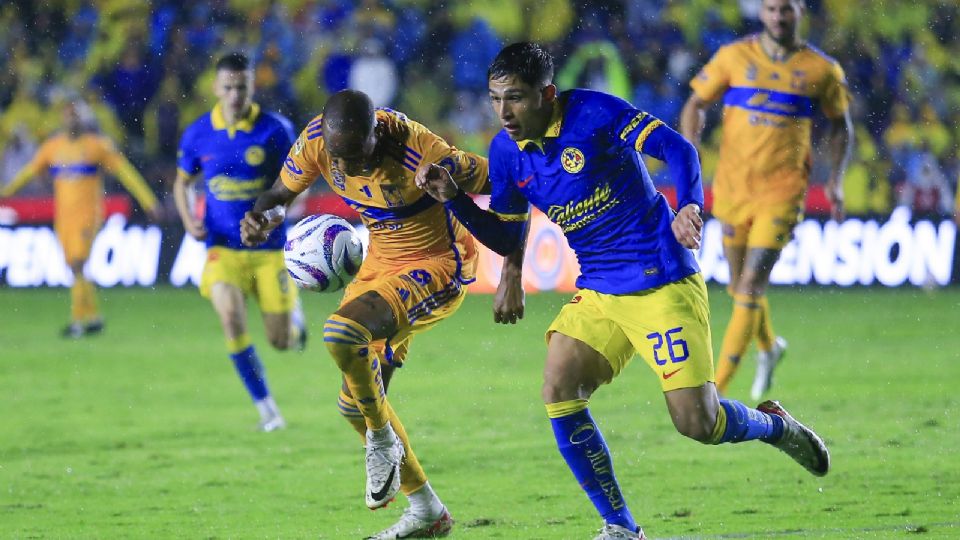 Luis Quiñones de Tigres y Salvador Reyes (D) del América