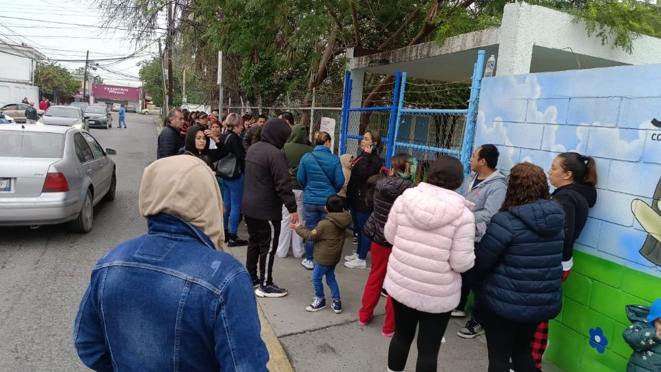 Padres de familia en las afueras del kínder.