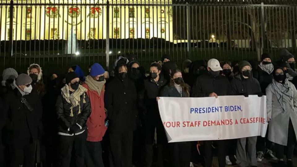 Trabajadores frente a la Casa Blanca.