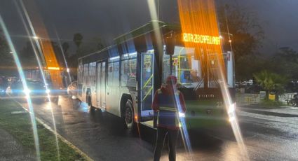 Choca ruta 213 frente al Universitario en pleno operativo por juego de Tigres y América