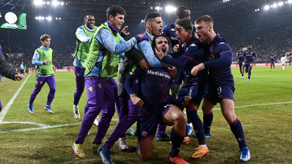 Luca Ranieri celebra su gol en la Conference League; la Fiorentina jugará los Octavos de Final del torneo de la UEFA