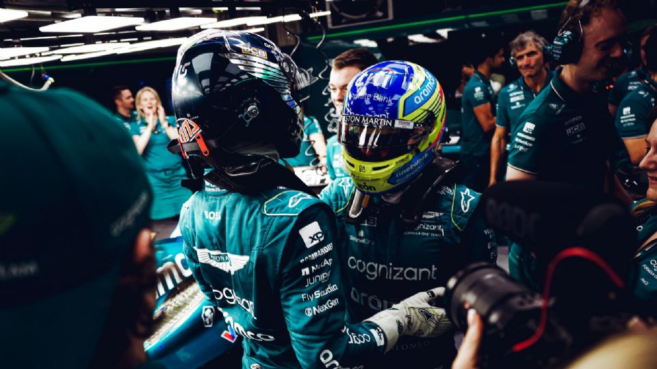 Fernando Alonso y Lance Stroll durante una celebración con el equipo británico.