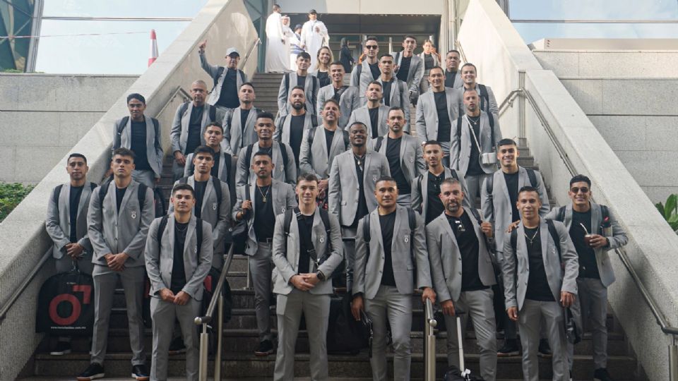 La comitiva del Club León posando en Yeda, Arabia Saudita; este viernes 'La Fiera' debuta en el Mundial de Clubes