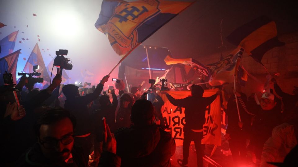 La afición de Tigres acobijo al equipo a su llegada al Estadio Universitario para disputar el juego de Ida de la Final del Apertura 2023.