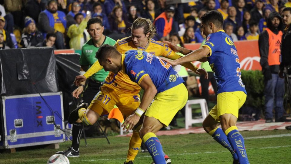 Sebastián Cordova disputa el balón en el estadio Universitario, en partido de Ida de la Final del Apertura 2023