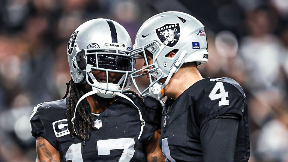 Aidan O’Connell celebra con Davante Adams durante el juego entre Raiders y Chargers, duelo de la Semana 15 de la NFL