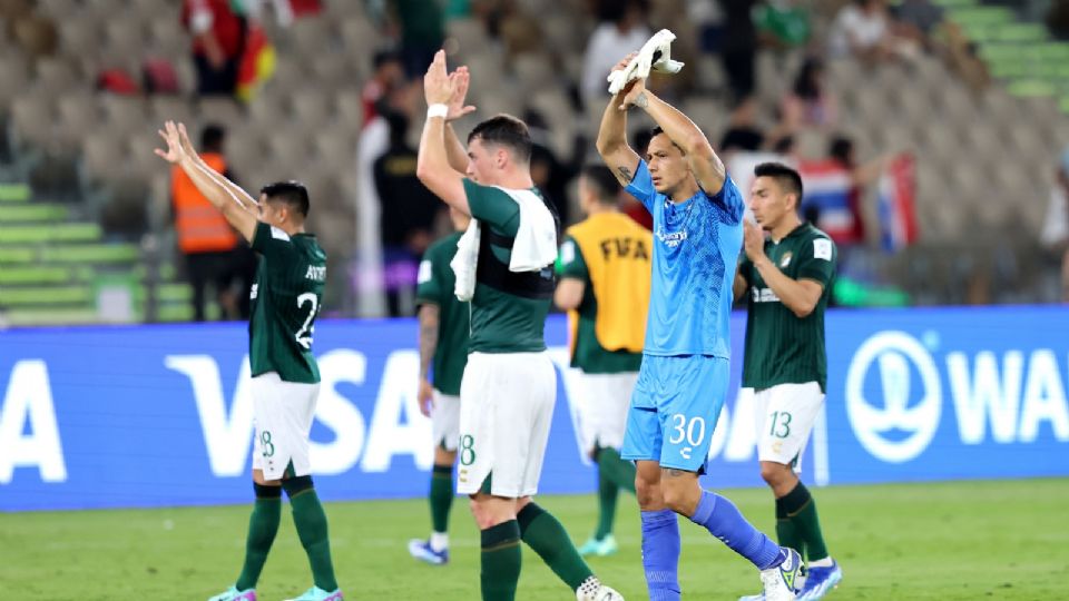 Algunos jugadores de León agradecen el apoyo de su afición tras la derrota ante el Urawa Reds Diamonds en el Mundial de Clubes