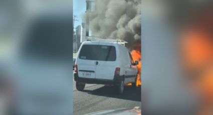 Se incendia camioneta en Avenida Constitución, Monterrey